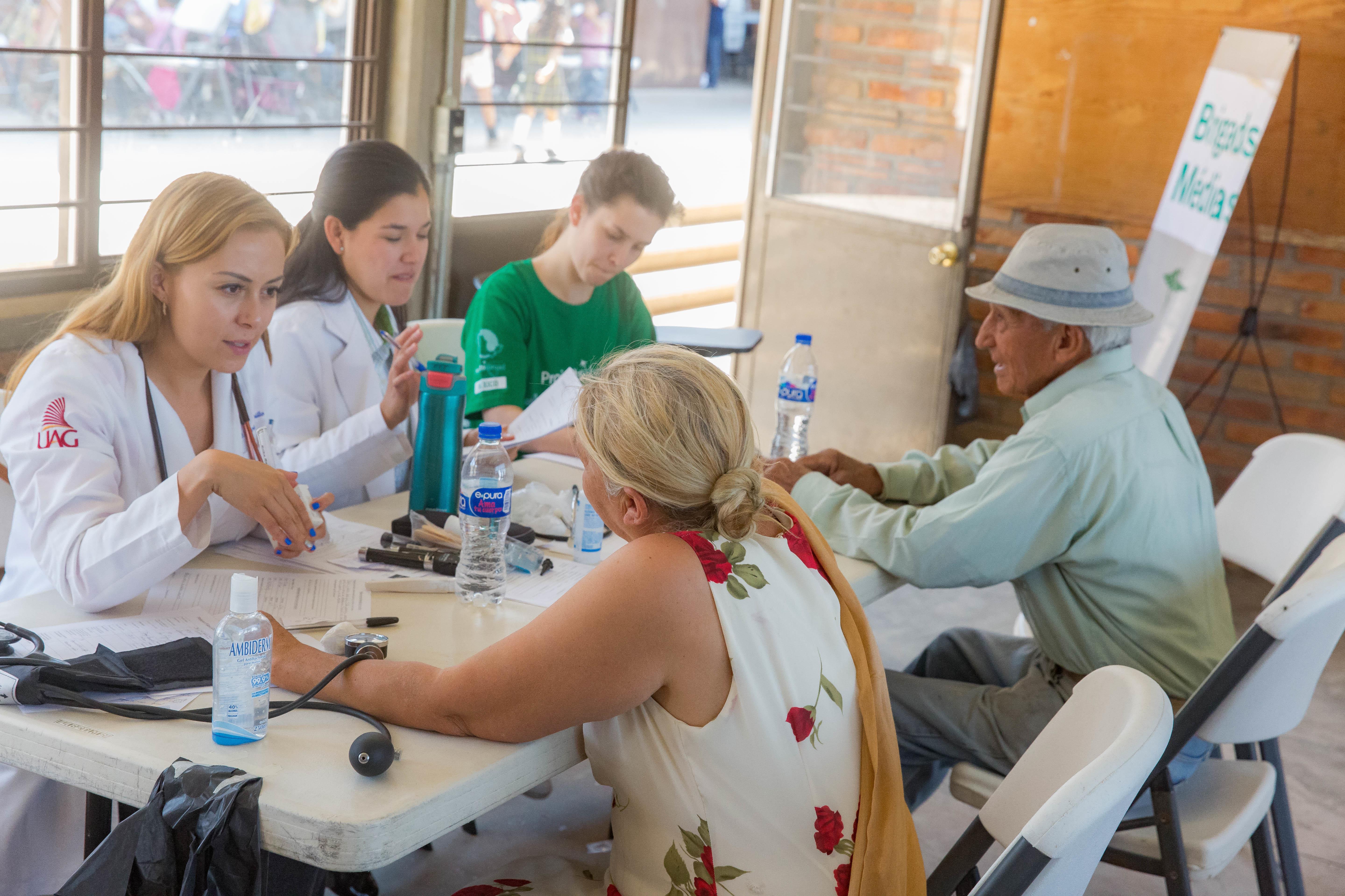 Nursing interns work alongside local doctors at a community outreach in a disadvantaged area in Guadalajara, Mexico. Projects Abroad Nursing interns help treat patients at a medical outreach in Mexico, while under the supervision of local doctors.